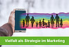 Eine Person hält mit der linken Hand ein Handy, aus dem ein Regenbogen mit Familien herausstrahlt