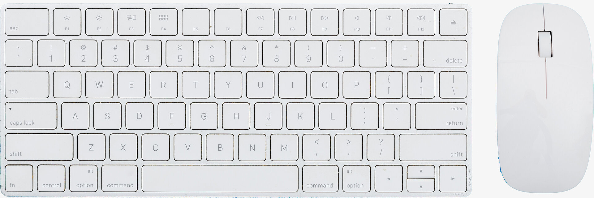Weiße Tastatur vom Mac mit Mouse daneben